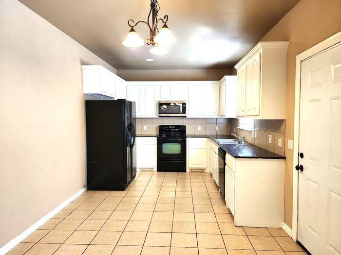 13705 Oxford Dr - Photo 7 of 40
