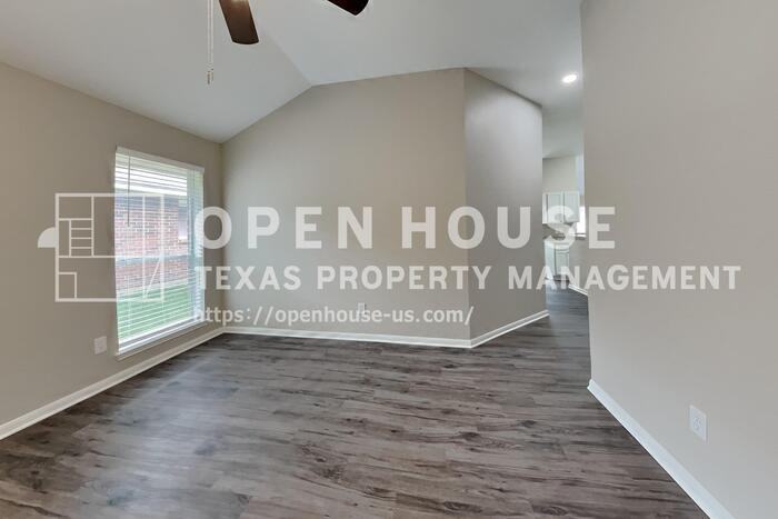 2222 Friarwood Trl - Photo 4 of 21