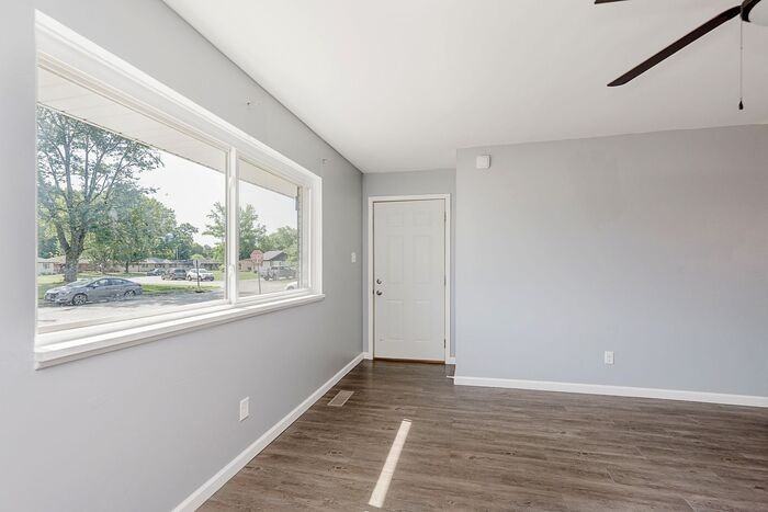1530 S Drexel Ave - Photo 4 of 21