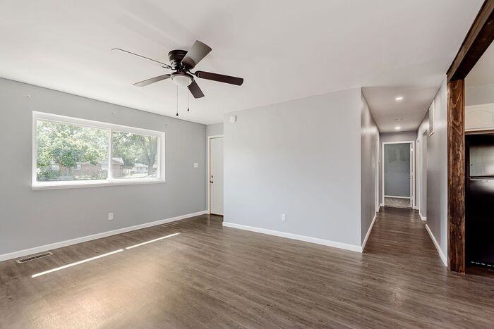 1530 S Drexel Ave - Photo 5 of 21