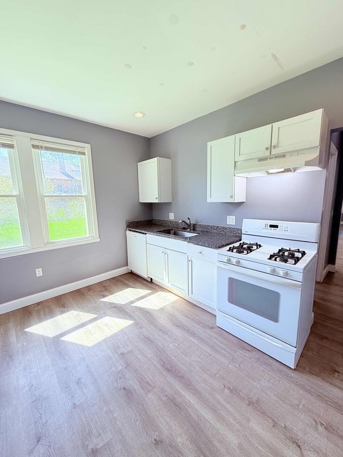 1464 Baldwin St - Photo 2 of 31