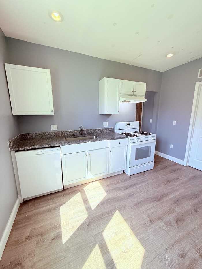 1464 Baldwin St - Photo 3 of 31