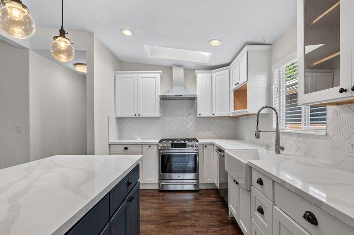 5929 32nd Ave Sw - Photo 4 of 40