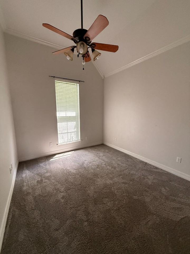 218 Ixworth Ave - Photo 5 of 11