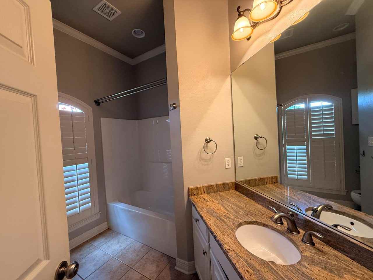218 Ixworth Ave - Photo 7 of 11