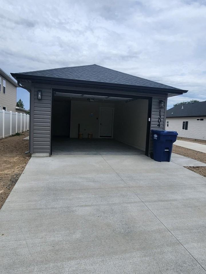 1304 N Buchanan St - Photo 2 of 10