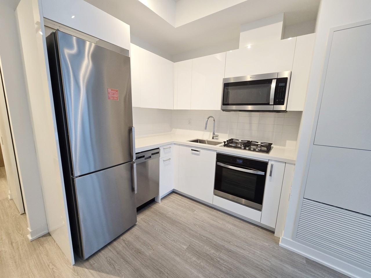 195 McCaul Street #807 - Photo 2 of 11