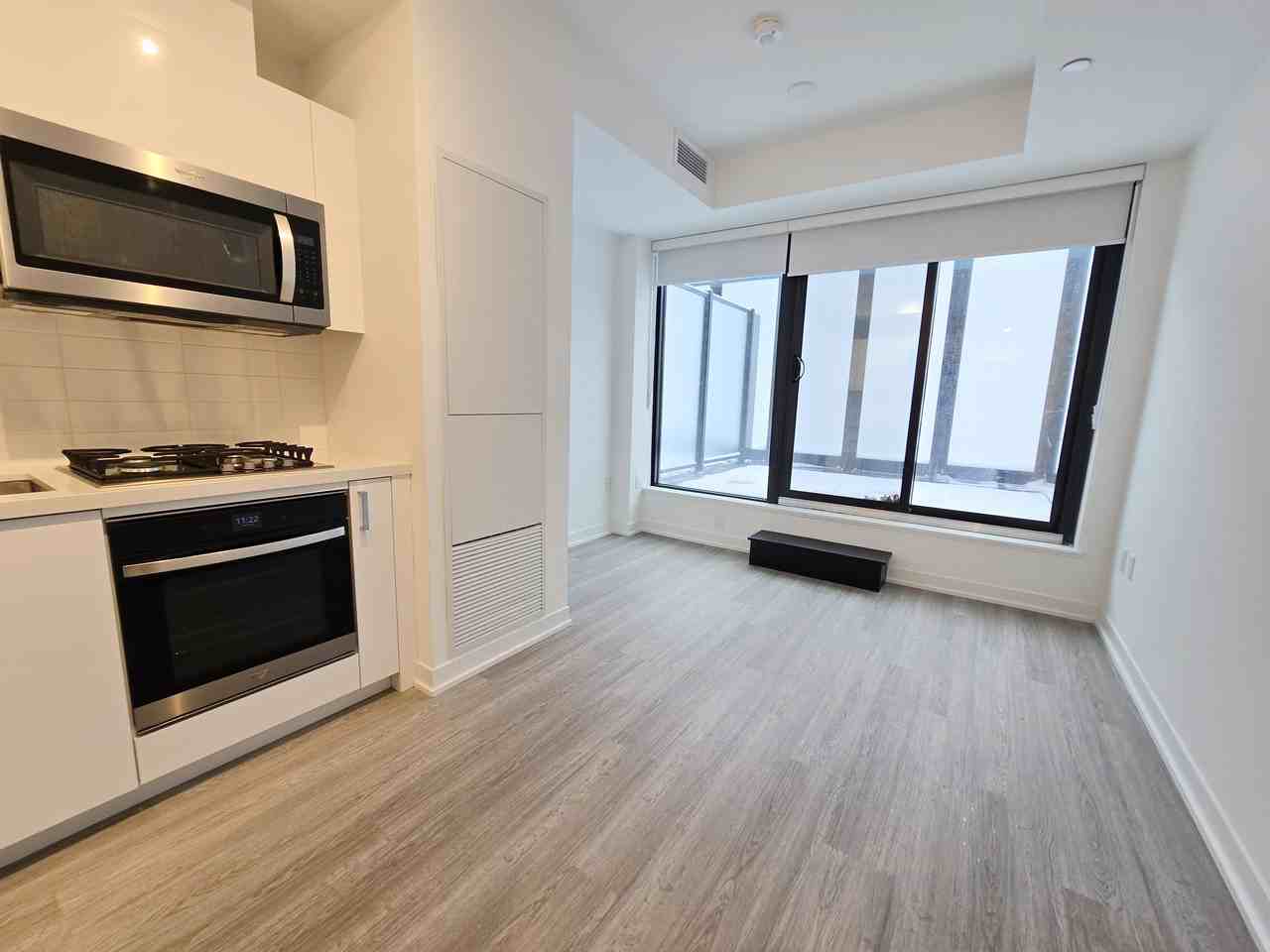 195 McCaul Street #807 - Photo 3 of 11