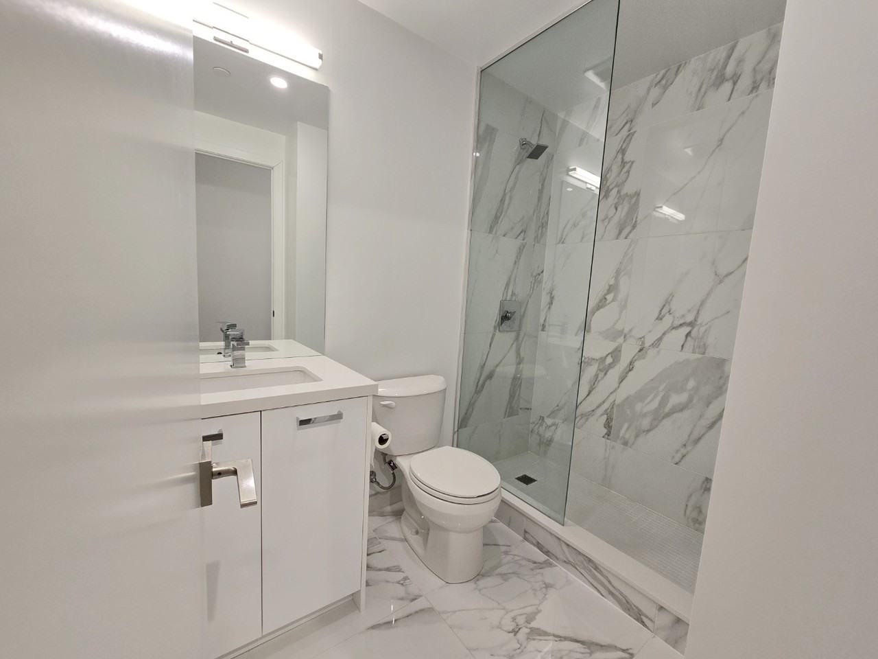 195 McCaul Street #807 - Photo 4 of 11