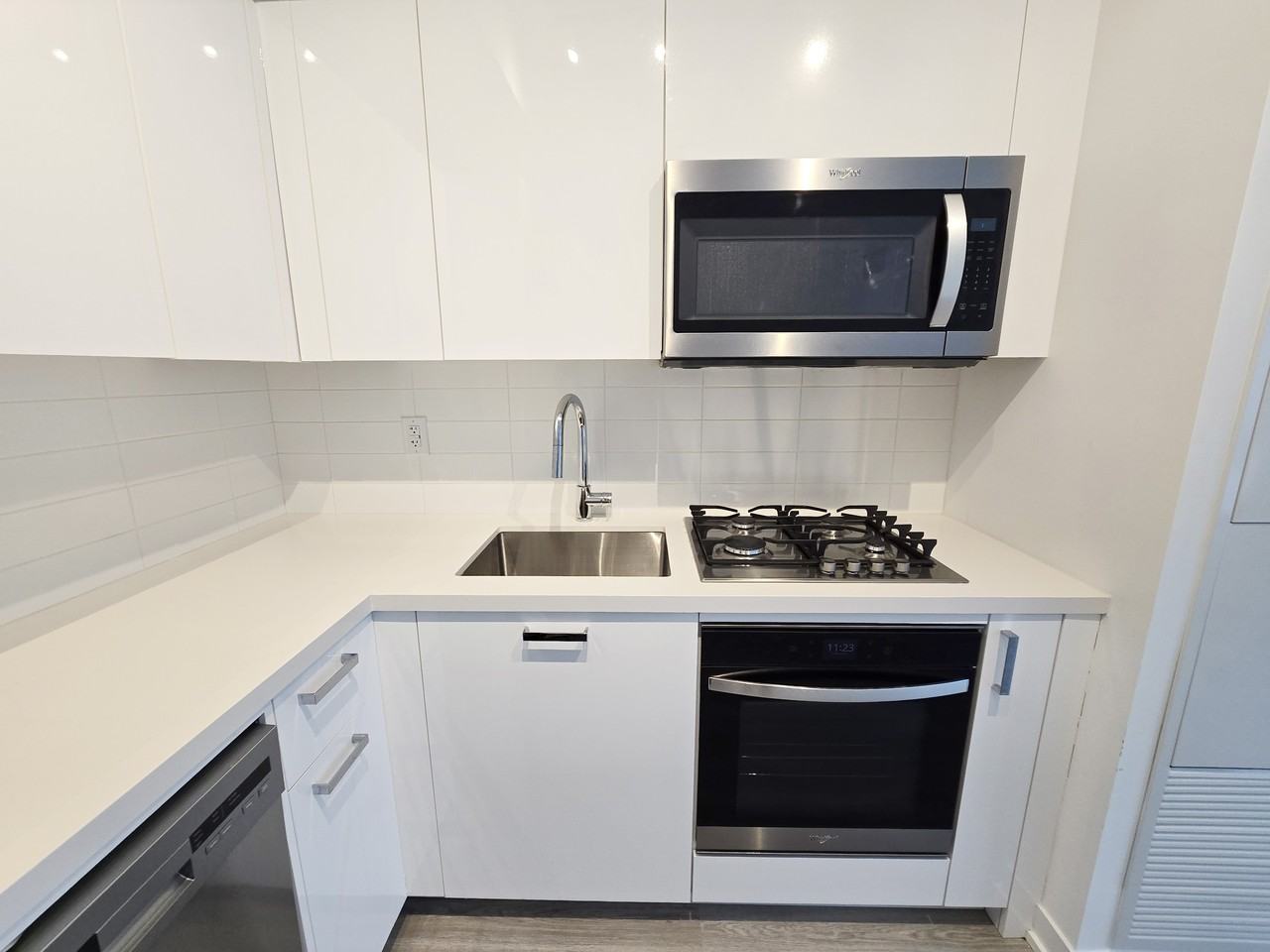 195 McCaul Street #807 - Photo 5 of 11