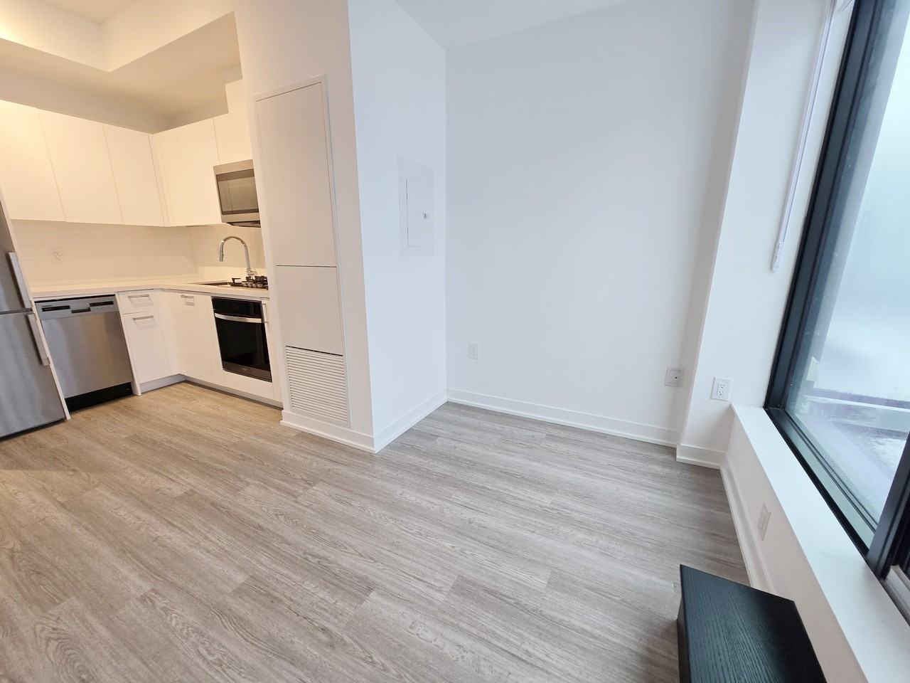 195 McCaul Street #807 - Photo 6 of 11