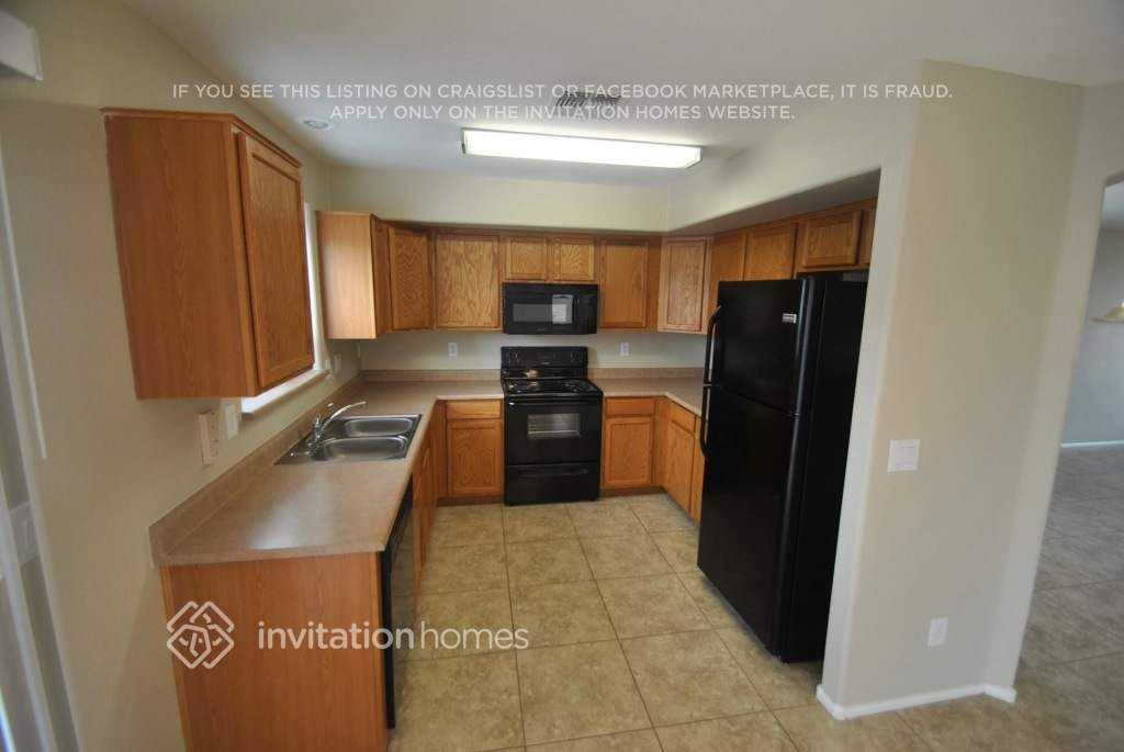 15986 W Durango St - Photo 4 of 11