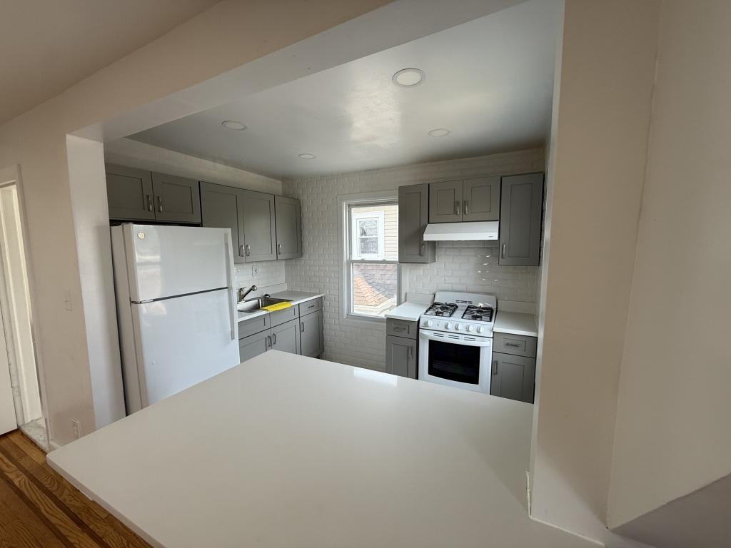 596 Warburton Ave - Photo 4 of 11