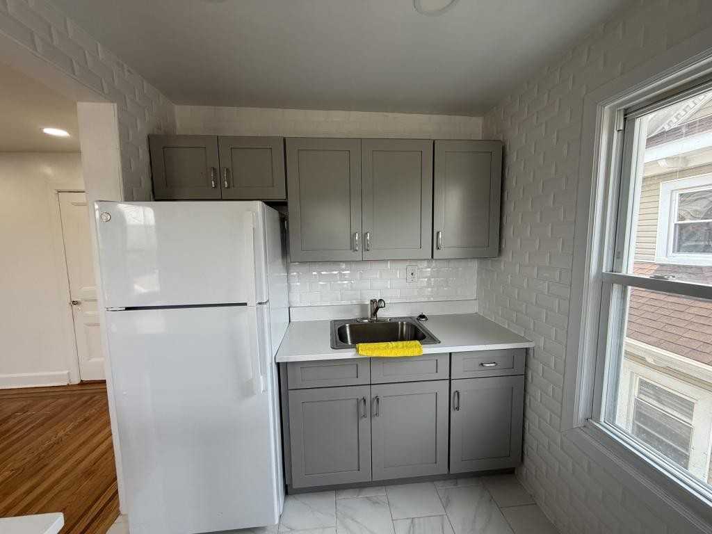 596 Warburton Ave - Photo 5 of 11