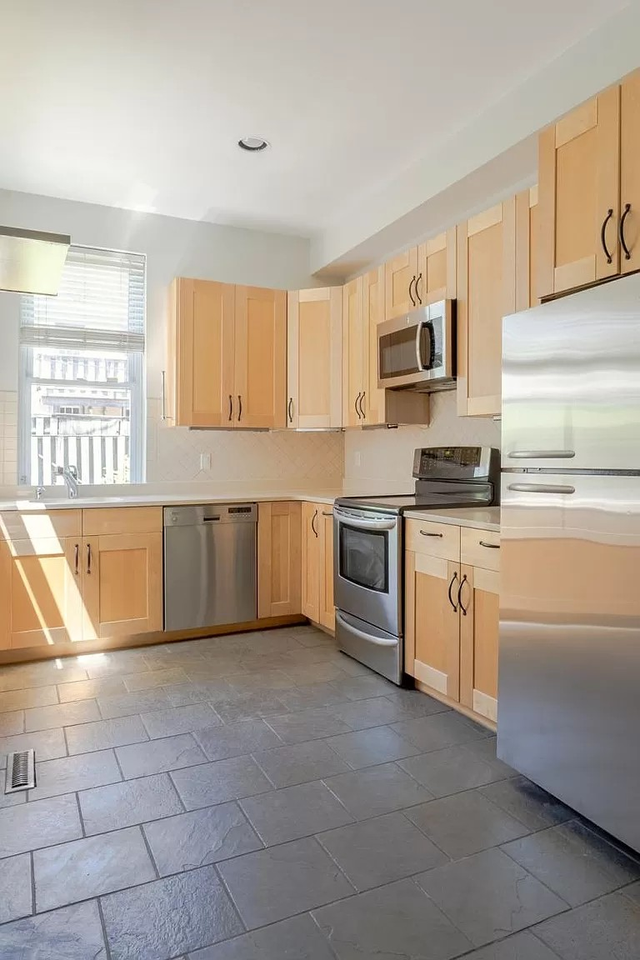 712 Portland St #4 - Photo 6 of 9
