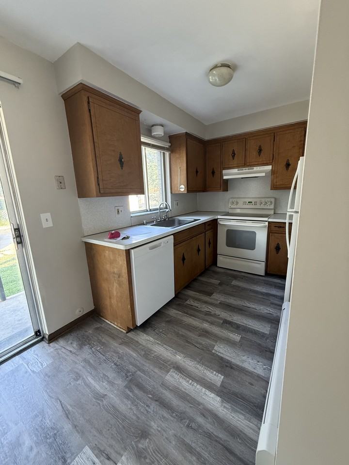 17915 Veronica Ave #17925-2 - Photo 2 of 5