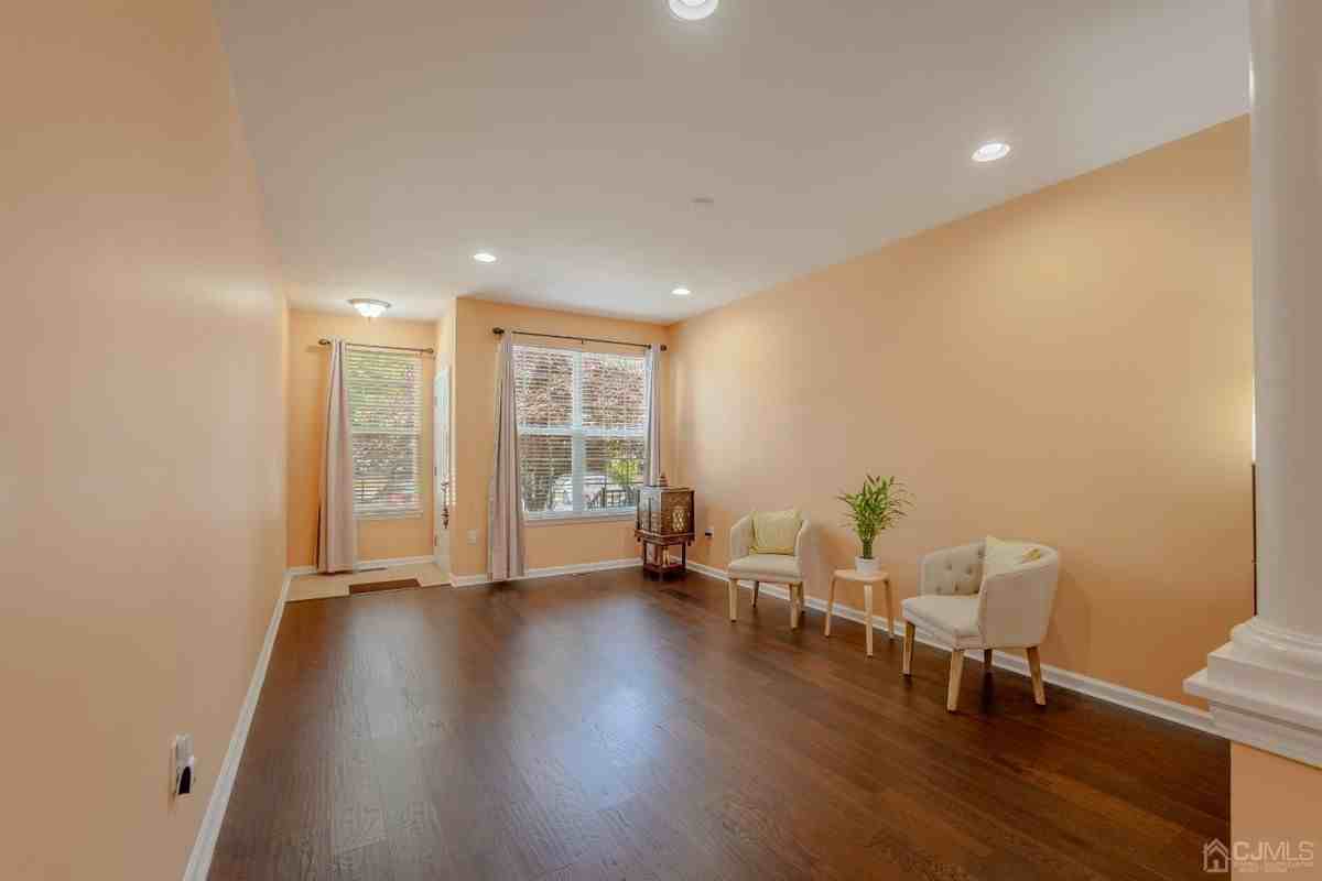 2474 Canterbury Ln - Photo 7 of 48