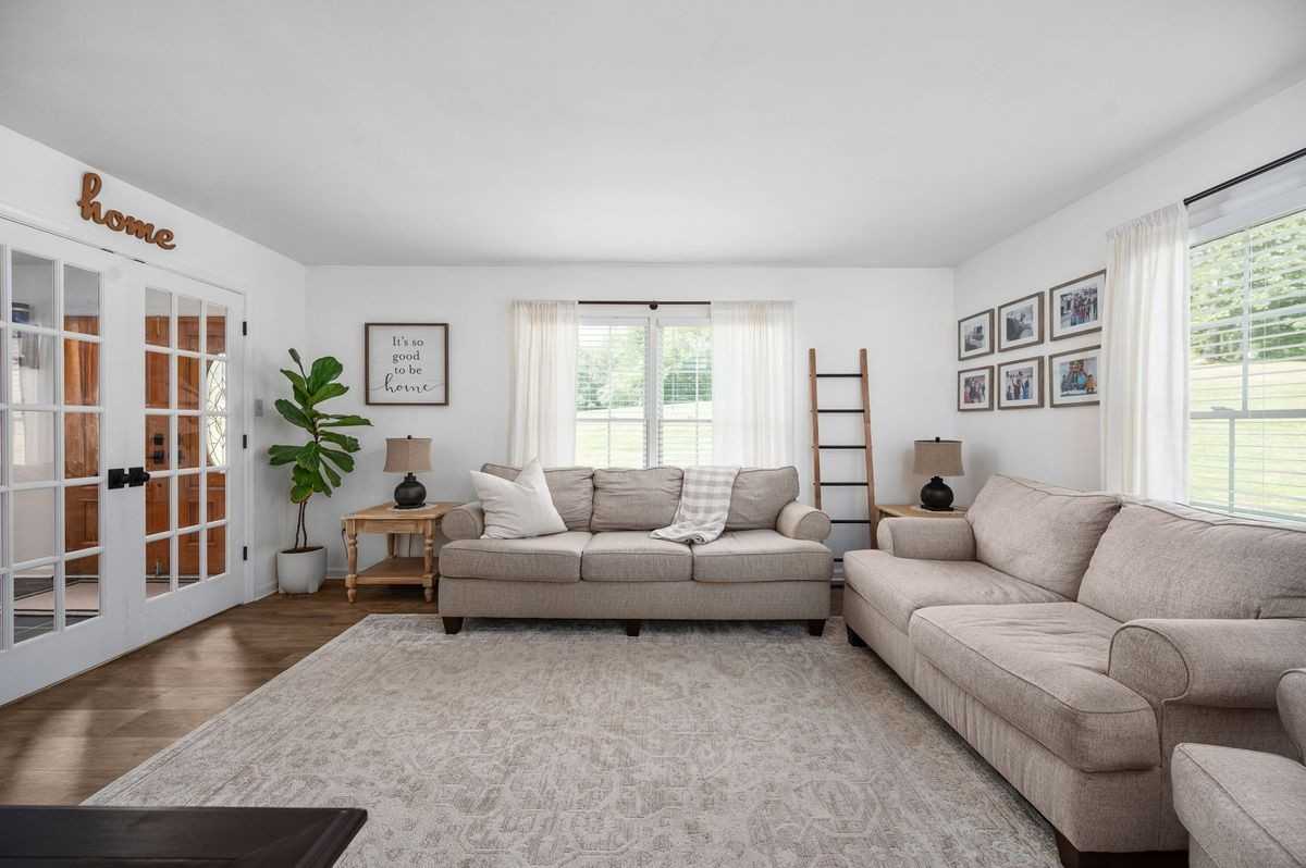 6 Roseville Ct - Photo 4 of 38