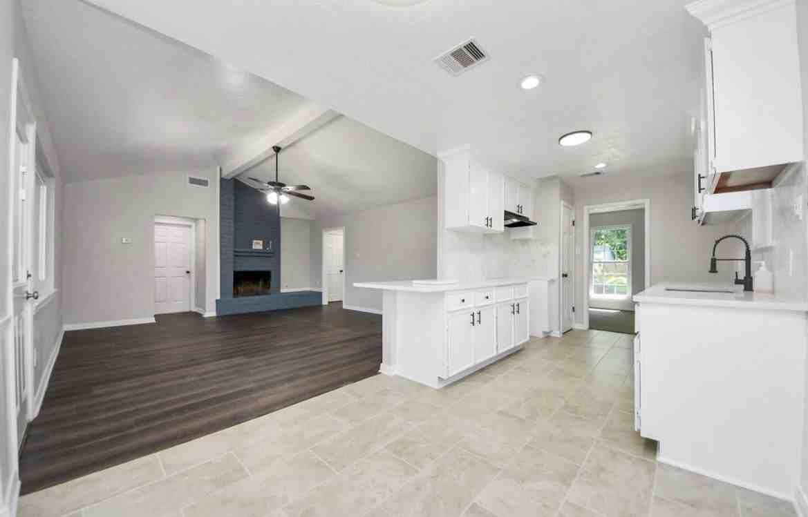 10602 Raydell Dr - Photo 5 of 22