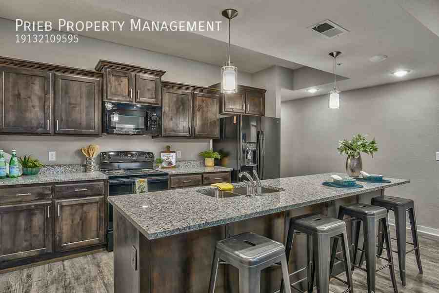 12307 S Chelsea St #102 - Photo 7 of 18