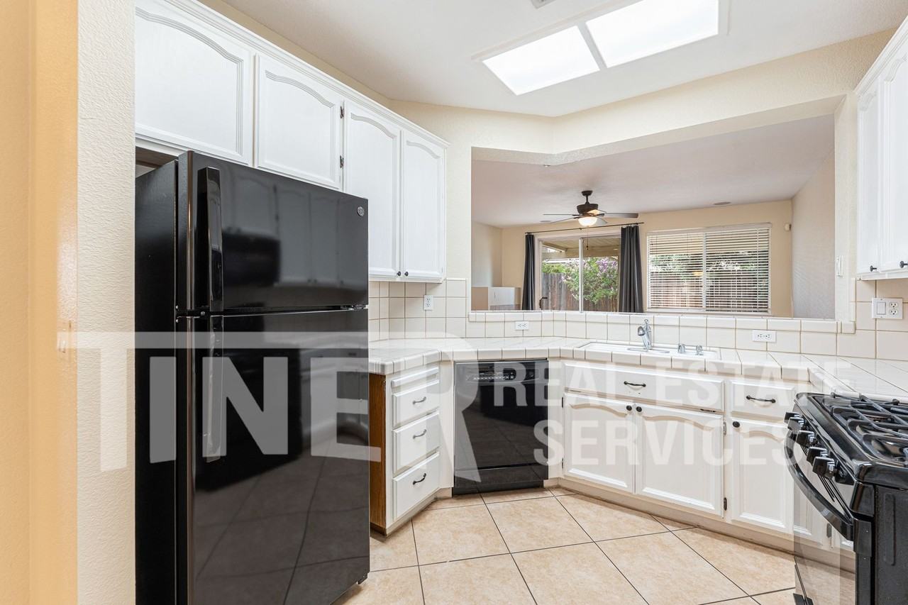 149 Canberra Ct - Photo 4 of 24