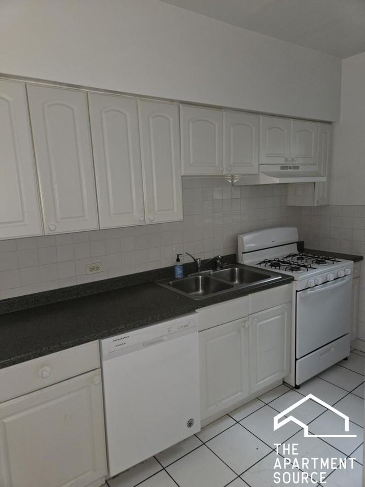 828 Reba Pl #2S - Photo 3 of 10