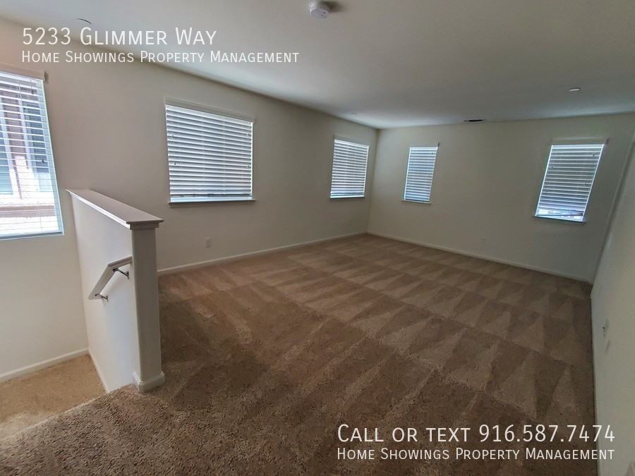 5233 Glimmer Way - Photo 4 of 9