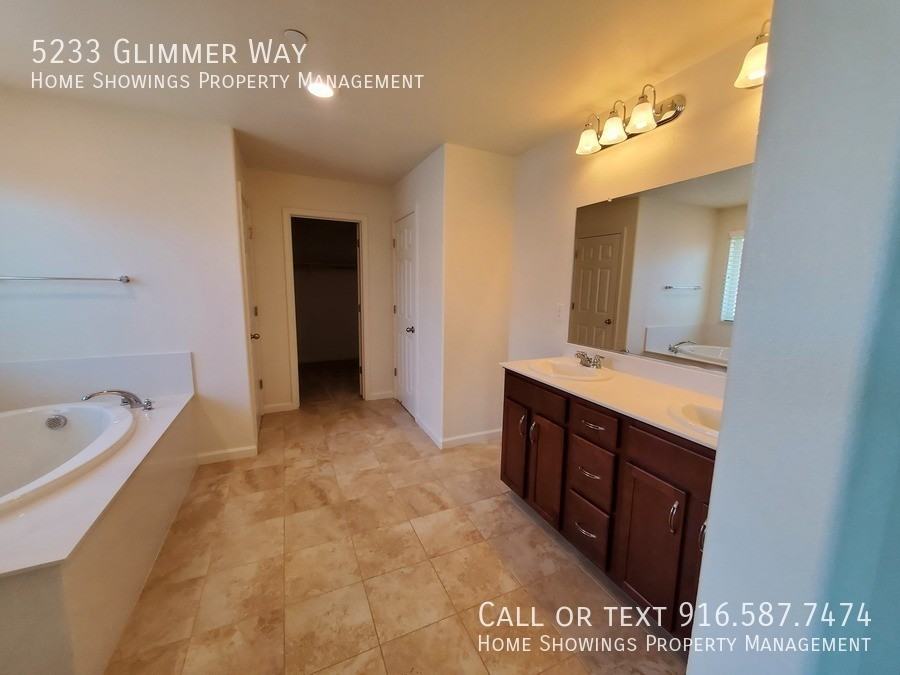 5233 Glimmer Way - Photo 7 of 9