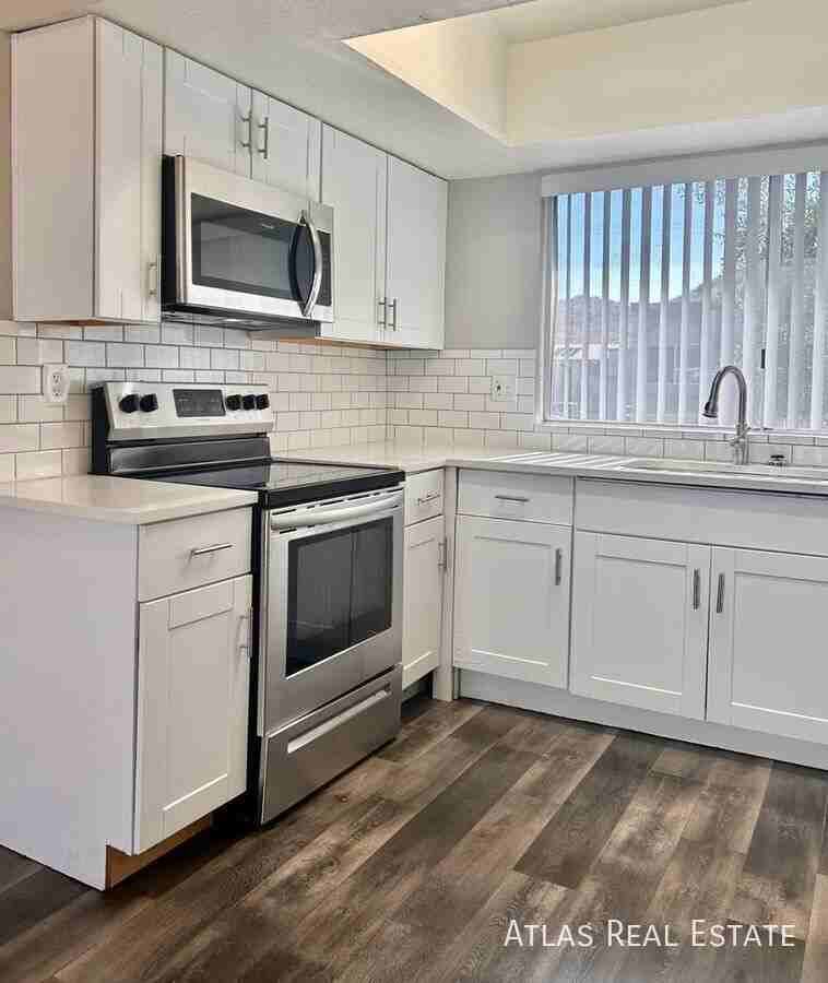 1553 W Mercer Ln #1 - Photo 3 of 17