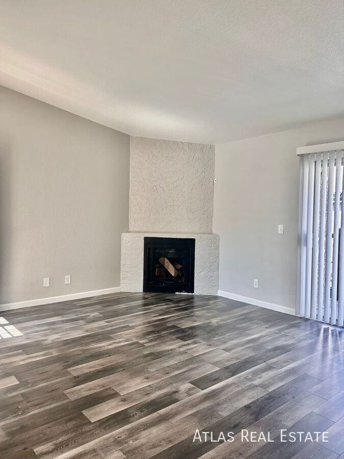 1553 W Mercer Ln #1 - Photo 4 of 17