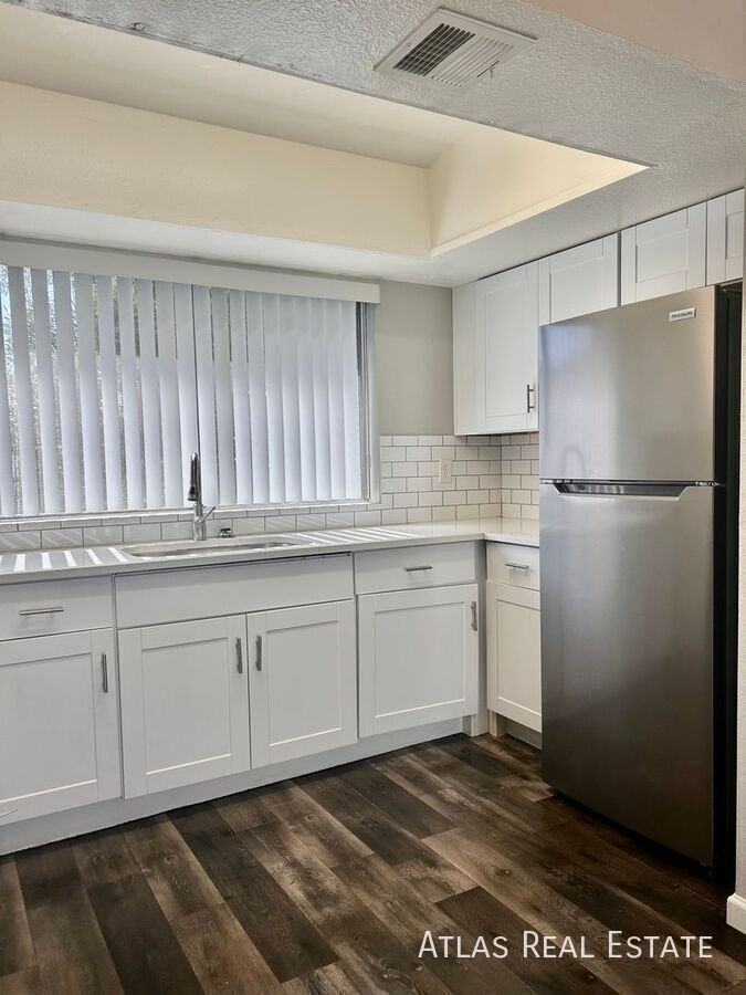 1553 W Mercer Ln #1 - Photo 5 of 17