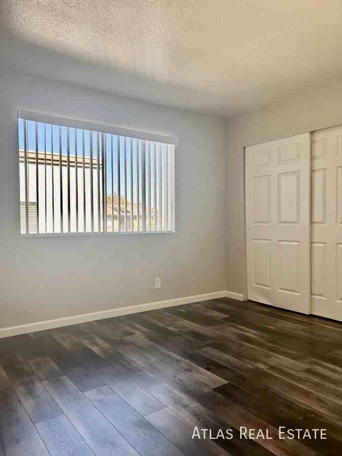 1553 W Mercer Ln #1 - Photo 6 of 17