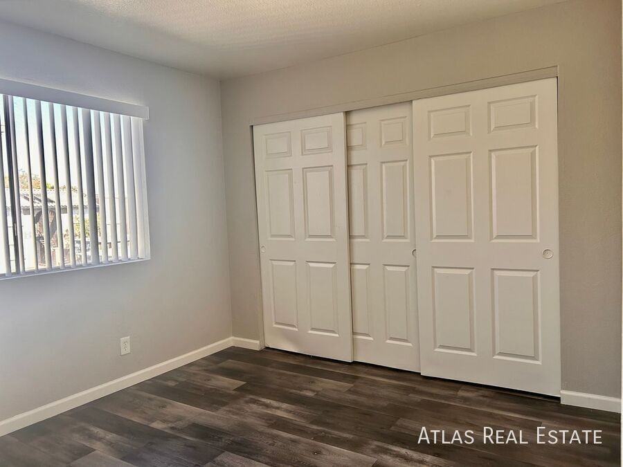 1553 W Mercer Ln #1 - Photo 7 of 17