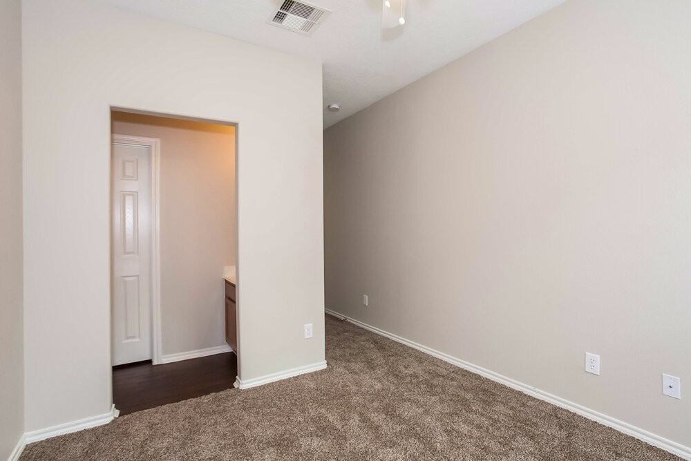 11003 Oasis View Ln - Photo 2 of 15
