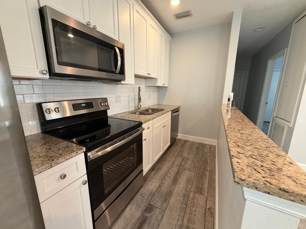 522 Holt Ave - Photo 4 of 9