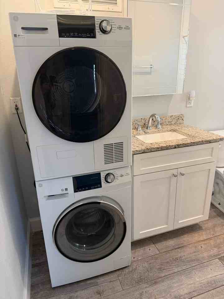 522 Holt Ave - Photo 5 of 9