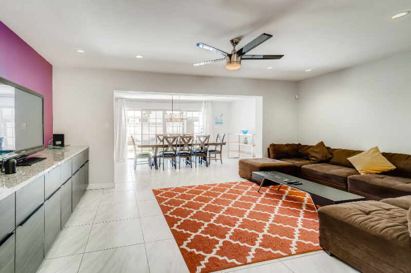 2401 E Elm St - Photo 5 of 27