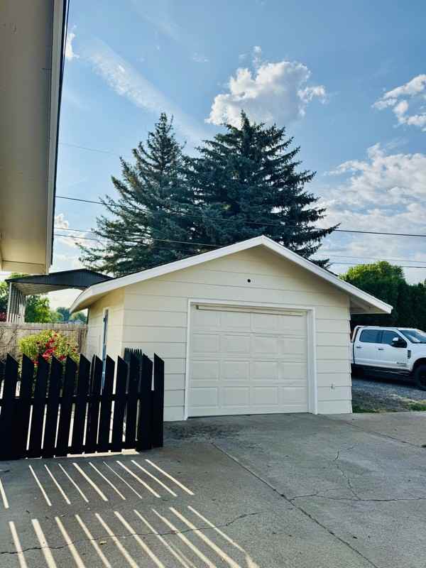 340 Sw Deer St - Photo 3 of 13