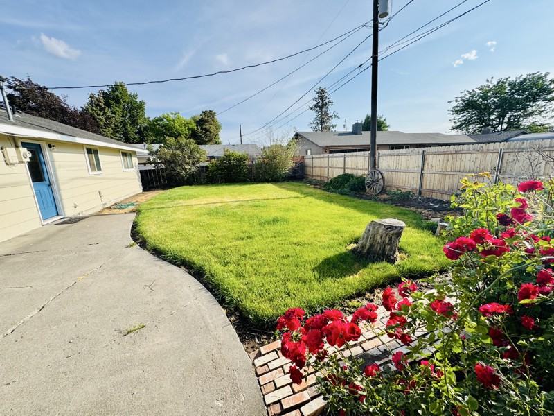 340 Sw Deer St - Photo 4 of 13