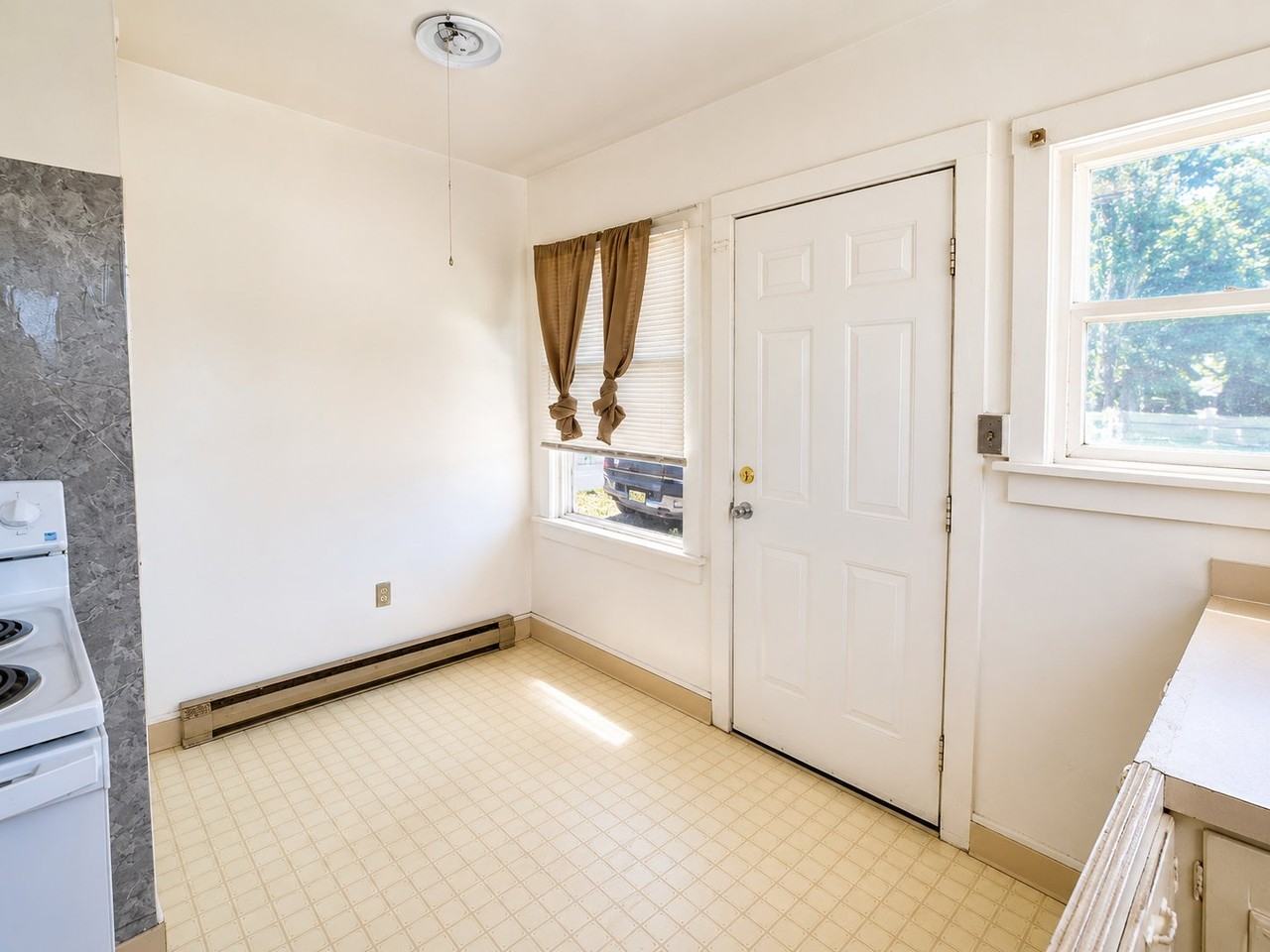133 N Monroe St #1 - Photo 4 of 12