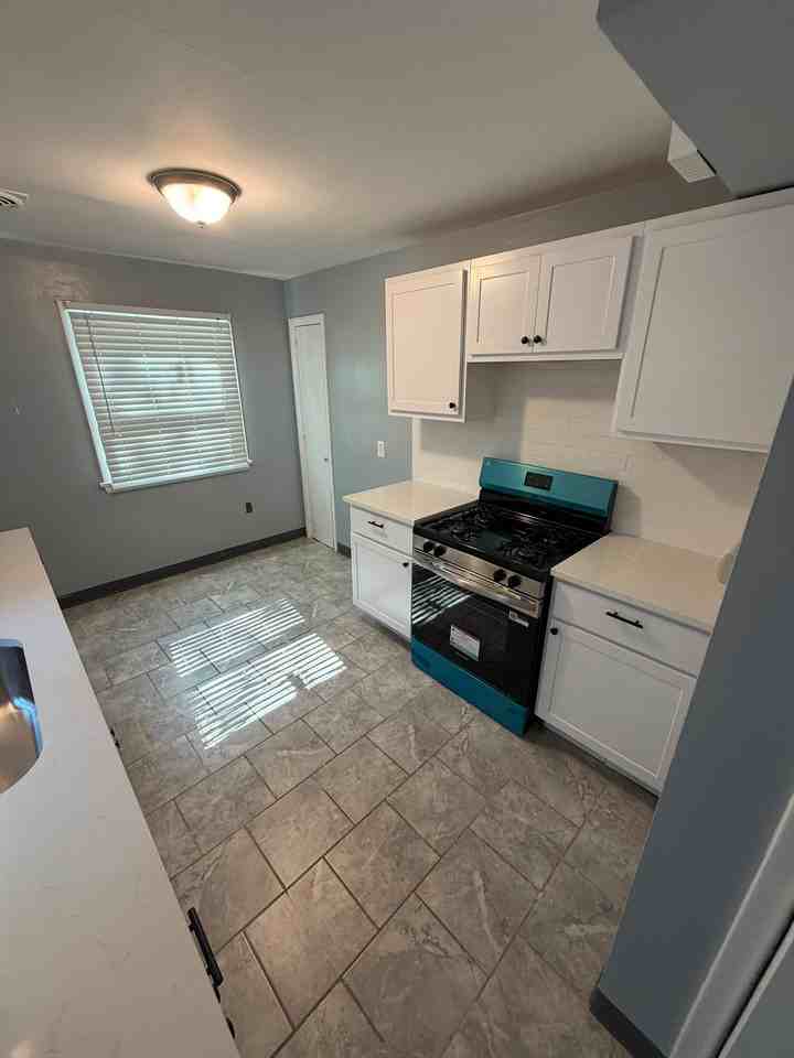 220 Greenvale Rd - Photo 3 of 11