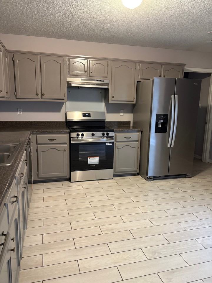 2753 Broadway Dr - Photo 2 of 7