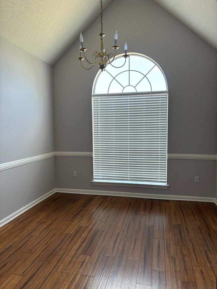 2753 Broadway Dr - Photo 4 of 7