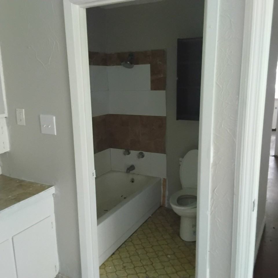 844 Combs St - Photo 4 of 9