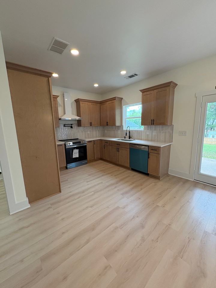 180 Llewellyn St - Photo 3 of 17