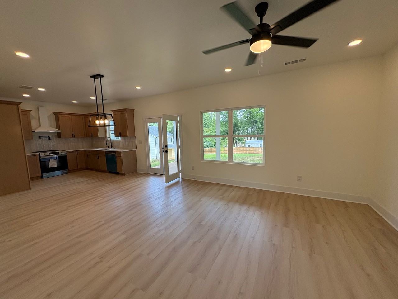 180 Llewellyn St - Photo 4 of 17