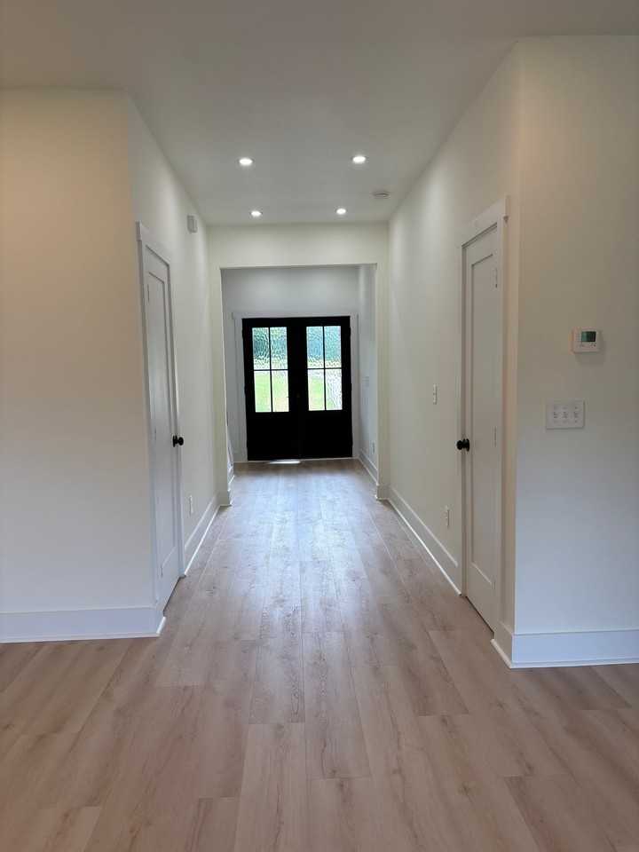 180 Llewellyn St - Photo 6 of 17