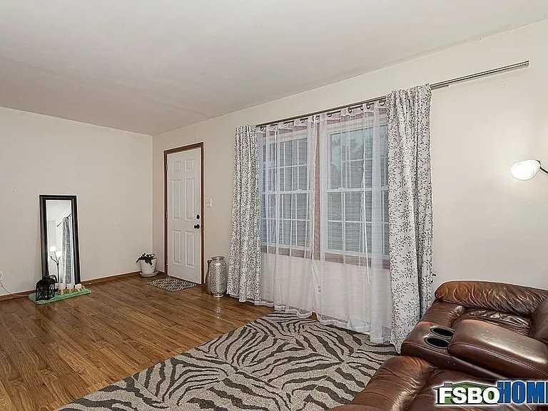 2615 Hawthorne Dr - Photo 5 of 19