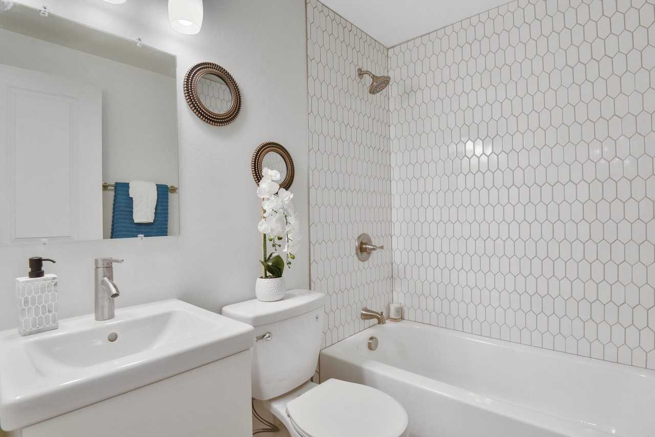 4729 Meade St - Photo 3 of 7
