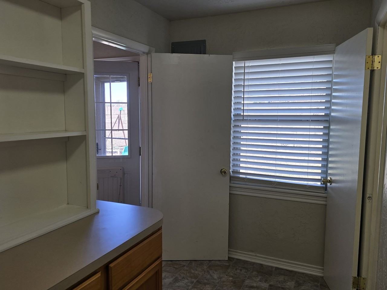 555 Sw Belmont Ave - Photo 2 of 5